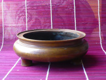 Pure bronze incense stove 500 gr High imitation three foot large Ming Xuande stove with large and fragrant seal