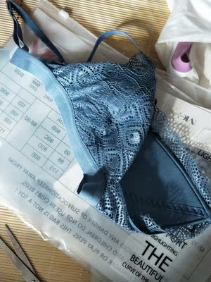 包装很不错了,蓝色真的很好看,很高级有没有,第一次买这种内衣,是真的很薄,很出乎意料做工也非常的号,没有多余的线头,可以说是非常满意了 包装很不错了,蓝色真的很好看,很高级有没有,第一次买这种内衣,是真的很薄,很出乎意料做工也非常的号,没有多余的线头,可以说是非常满意了