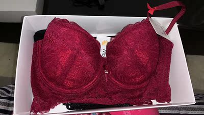 很漂亮，跟预想的一致，而且还赠送了小内裤，非常值得购买，颜色各方面也不错啊