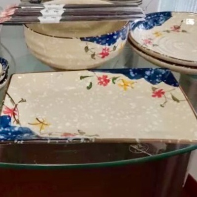 老板很贴心的发了两个包裹，两个大箱子，包裹的超级严实，拆都拆了半天，哈哈，没有破损，餐具当然颜值超高，质量很不错，很厚重，唯一的不足就是饭碗太小了，这个应该很多买家都反应了，希望店家能重视起来，进行改良，饭碗做大一些，这样会更好的～