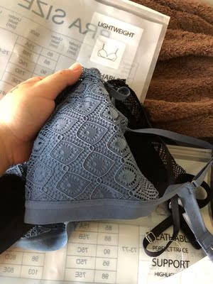 很薄，洗了马上穿了，是我想要的款式，l的穿着刚好合适，不喜欢很厚的，以后还会来买价格也合适