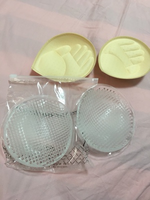 硅胶的胸垫比海绵的要重，很柔软，健身瑜伽穿运动文胸，一天都要洗一次，买个硅胶的试试，不用怕洗坏，不担心洗发霉，不用买新文胸了，放里面试了还不错，发货很快，5分。