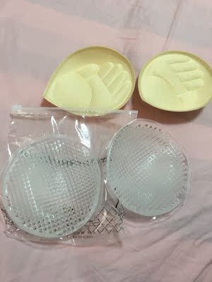 硅胶的胸垫比海绵的要重，很柔软，健身瑜伽穿运动文胸，一天都要洗一次，买个硅胶的试试，不用怕洗坏，不担心洗发霉，不用买新文胸了，放里面试了还不错，发货很快，5分。