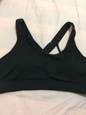 硅胶的胸垫比海绵的要重，很柔软，健身瑜伽穿运动文胸，一天都要洗一次，买个硅胶的试试，不用怕洗坏，不担心洗发霉，不用买新文胸了，放里面试了还不错，发货很快，5分。