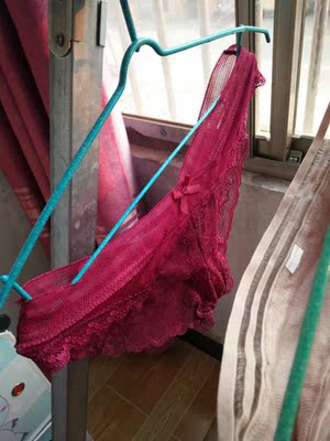 还没有试穿，不知道合不合适看着很漂亮，摸起来很柔软，洗了没有掉色，实际颜色比拍出来的要深