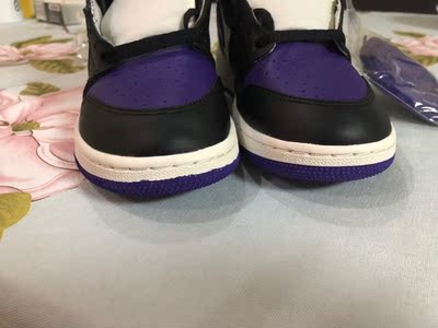 紫脚趾发售当天买的预售，一双男鞋一双女鞋。女鞋估计卖家是拿调货的。都有瑕疵。男鞋直接跟我说没货了，就鸽子了，我朋友用其他淘宝号问他，他说有货的。退款后我就换了家店买男鞋43，也就比预售3000贵了500人家明天就发货。我只想说没有那实力和信誉就不要做预售