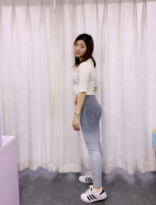 渐变色的瑜伽裤穿起来很酷 颜色很喜欢 百搭 然后也很舒服显瘦 感觉穿上去瞬间腿长1米8 哈哈 总之很喜欢啦 每次都会来这里买 质量也好 晚上跑步穿着去一定很拉风 😄