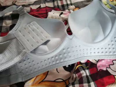 内衣摸上去很柔软,质量很好,聚拢效果很好,颜色也好看,按平时穿的码数下单,刚好合适,价格实惠,比商场的便宜,很划算。穿上不扎人也不勒,没有色差,没有难闻的气味。 内衣摸上去很柔软,质量很好,聚拢效果很好,颜色也好看,按平时穿的码数下单,刚好合适,价格实惠,比商场的便宜,很划算。穿上不扎人也不勒,没有色差,没有难闻的气味。