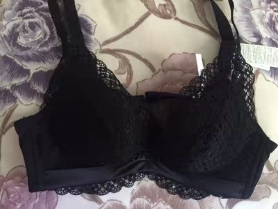 已经买了好几件内衣了，蕾丝很光滑，弹性性好。自从穿了花姐家的内衣就决定下面会一直在这买的，穿着很舒适，一点也不勒，而且型也好看，之前别的牌子的内衣都被淘汰了，真的很好穿，会一直关注并光顾的。