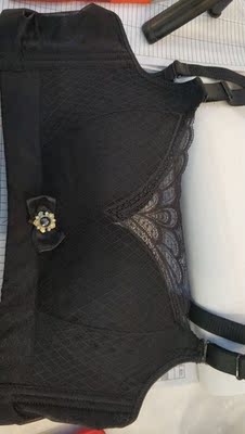 宝贝质量好了，本人偏胖，尺寸标准，有塑身效果，胸部集中