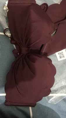 颜色很重，暗红，摸着挺滑的，刚拿出来有一股味