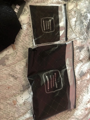 很期待我这个内衣终于到了看了好久了很喜欢超级聚拢穿上美美哒！很性感哦哈哈质量也不错不会拉丝不会起球  小内内也不错很性感哦，很值这个价钱！棒棒的！总之没毛病！还会回购的哦！