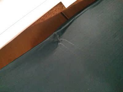 拿到手里盒子都压坏了?是想送人的，这样子送出去真不好看。希望以后可以包装更好一点，保护一下这个漂亮的包装盒。内衣倒是美美哒，颜色也很美，没有色差。还送了胸贴，很贴心~客服服务态度也很好，总体还是不错的。