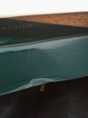 拿到手里盒子都压坏了?是想送人的，这样子送出去真不好看。希望以后可以包装更好一点，保护一下这个漂亮的包装盒。内衣倒是美美哒，颜色也很美，没有色差。还送了胸贴，很贴心~客服服务态度也很好，总体还是不错的。