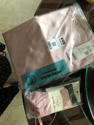 颜色超好看,质地也很柔软轻薄,穿上老公说很性感,最好看的是吊带衬出后背的性感,喜欢 颜色超好看,质地也很柔软轻薄,穿上老公说很性感,最好看的是吊带衬出后背的性感,喜欢