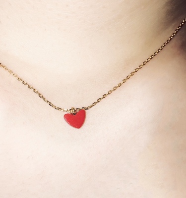 童鞋们！！半~价买滴哟！公?总~号搜：【朵七七】再去买，超级棒！！！！排在最上面的那个才是哦！！包装也都好精致，买的小号心，包装很上档次，值得购买，包装精美，项链很漂亮，做工很细致，小红心特别好看，做工很精细，很美，做工很精致，确实物有所值，拿到手里就感觉质量做工都不错，我戴了好几天才来评价的，宝贝质量不错，