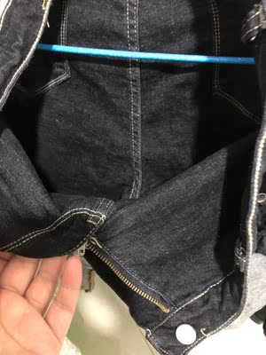 收到货后看着亮亮的我以为是颜色灯光的问题，谁成想洗完之后一起洗的衣服上都是闪闪亮亮的星星，睡衣贴身衣物，不建议涂抹一些装饰品，现在衣服都不知道怎么办了，穿出去到处亮亮的想想都是廉价的感觉，不建议购买，真是坑