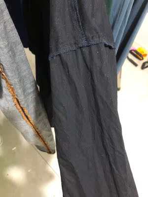 收到货后看着亮亮的我以为是颜色灯光的问题，谁成想洗完之后一起洗的衣服上都是闪闪亮亮的星星，睡衣贴身衣物，不建议涂抹一些装饰品，现在衣服都不知道怎么办了，穿出去到处亮亮的想想都是廉价的感觉，不建议购买，真是坑