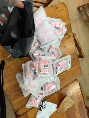 掌柜发错了发夹，竟然给我全部补发了，真是很惊喜！下次来给你们上孩子们表演节目的图片&hellip;&hellip;感谢为农村孩子们着想！