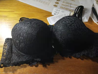 一回到学校就迫不及待得打开来看，果然没让我失望，内衣款式时尚，穿起来很舒服，很喜欢，以后有需要我还会回顾的。