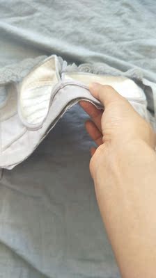 宝贝很薄，穿起来很舒服，快递也很快，两天多就到了，价格也好实惠啊，感觉应该挺透气的，就是我左边感觉有点刮，可能是我个人的原因哈哈哈，穿了之后穿上衣服感觉很自然，没有那种显胖的感觉。码数可能偏大一些？？还是我太瘦了，后面的扣子要扣到最里面😂，要是穿久了松了我就真不知道咋办了，但是前面是蛮合适的。没有钢圈海绵真的好舒服！穿衣服也好看多了，打算先穿一段时间，有什么问题再追评好了！