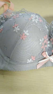 大家都说微家的文胸那么好，我选了好久，选了这两款，穿了之后真的好舒服，也不紧绷，特别适合，不说假的，这是我穿过最好穿的内衣了。尤其是薄杯的，超级软，超级舒服，我这是体验过才来发的评论噢，月舞飞樱那款罩杯薄厚适中，刺绣的质量非常好，然后穿上身很合适，包的好，就买平时穿的尺码，反正我觉得都很满意，马上我就介绍给我的朋友了，怎么之前都错过那么久，要是一早就知道那就好了，因为是小胸的，网上买文胸很难买到合适的，我买的润微家这两款小胸也可以穿刚刚好，聚拢效果也挺好的没有钢圈不勒人，所以我决定以后都要买你家的。