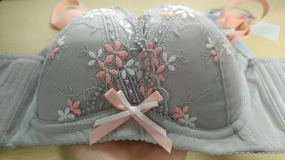 大家都说微家的文胸那么好，我选了好久，选了这两款，穿了之后真的好舒服，也不紧绷，特别适合，不说假的，这是我穿过最好穿的内衣了。尤其是薄杯的，超级软，超级舒服，我这是体验过才来发的评论噢，月舞飞樱那款罩杯薄厚适中，刺绣的质量非常好，然后穿上身很合适，包的好，就买平时穿的尺码，反正我觉得都很满意，马上我就介绍给我的朋友了，怎么之前都错过那么久，要是一早就知道那就好了，因为是小胸的，网上买文胸很难买到合适的，我买的润微家这两款小胸也可以穿刚刚好，聚拢效果也挺好的没有钢圈不勒人，所以我决定以后都要买你家的。