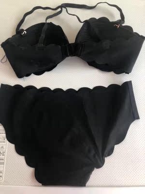 滑滑的，软软的布料，透气性很好，特别舒适，很贴肤，手感很棒，弹性十足，非常喜欢，超级舒服，也不会空杯，做工很好，不比外面实体店的差，式耐看漂亮，颜色也是我喜欢的上身的效果很好