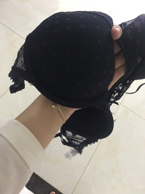 盒子虽然烂了但是内衣还是完好的，很舒服，大小也适合，适合自己穿啊，就是带子有点细哈，不能聚拢调整胸啊！！