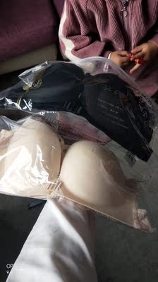 这个内衣的挺好看，挺喜欢穿了漂亮，就是有点大过年穿就好了吧，最喜欢的