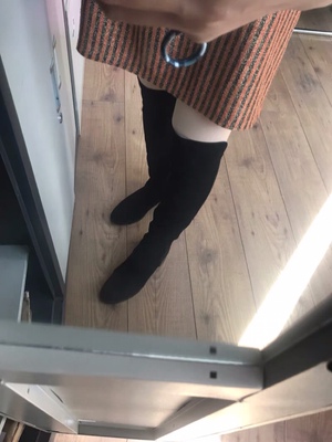 值得等待这么长的一双靴子！已经安利给小伙伴了！包裹性很好，超级显瘦！鞋面鞋底各方面质量都很好，还有就是脚感超级舒服，关键特别好穿好脱！是我理想中的一双靴子！带娃，逛街真的毫无负担，走出去回头率超级高，小激动呢，嘻嘻