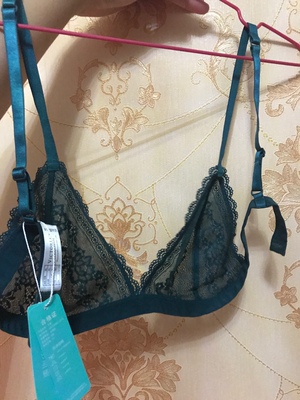 内衣收到了，颜色好看大气，适合我，准备再买一个蕾丝的换洗穿