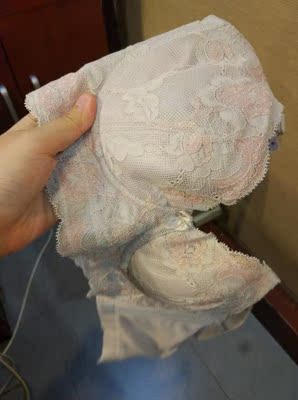 颜色是这样的，我之前一直以为是首页图片颜色粉嫩粉嫩的那，但是拿到手也不错，穿上收副乳好多了，然后客服赠送了一对精油袋，棒哦