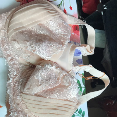 只能说一分钱一分货，买回来一看内里跟我之前在实体店买的不一样，整体质量也不太好，只有尺码是刚好合适就不想再退货了😭😭 