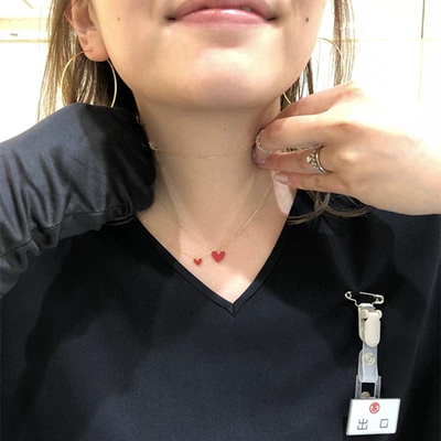 项链收到了，真的很美实物比较亮，做工精细不掉色这下可以放心戴了，很衬肤色也很百搭，到货很快愉快的一次购物