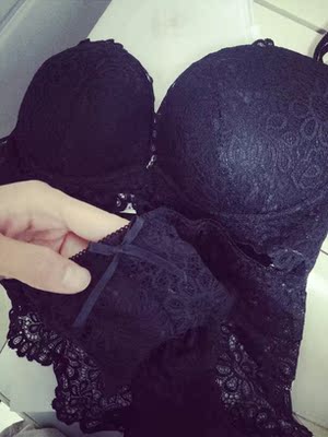 内衣到了，好漂亮的，蕾丝花边性感的刚刚好，穿上很合身，尺码也是很准的，内裤后边全是蕾丝的，前边也有一点点小性感，总之很满意啦，很开心能买到如此合适的内衣，重要的是物美价廉，粉色的也超级好看，我觉得黑色穿上更性感一点，黑色会显肤色很白。