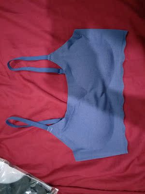 我在淘宝买胸罩不是第一次了。 坦白说，尺寸有点难找，喜欢的款式，美的款式，每次尺寸都A／B罢了。 所以经常选不到，在这家算是不错，还能找到几个款式。我非常的期待。。。 昨天收到货，刚刚才打开来看看。 这款式不错，薄杯款的，应该可以合穿吧。哈哈。。。 因为是看款式不错，价格ok，又是薄杯杯又能取出，而且布料不错柔软滑滑很亲肤5，弹性不错，无钢圈。感觉穿起来很凉。能穿着运动。 这款式C/D杯都不是问题，买来看看好不好穿的。哈哈 试穿不合我的话就给姐姐呗。。。 总而来说就是不错啦! 等我试穿了，就来追评！ 先给卖家好评，毕竟尺寸不是东西的问题，是我的问题😂 基本上都很好的。物流也快