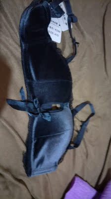 内衣已经收到了，比之前买的另外一款同尺码的稍微松一点，实物收到确实是灰色的，不是像图片那样的紫色，试了一下，布料很舒服，像我们这样平胸的人不要求聚拢，讲究舒适感的可以买😂