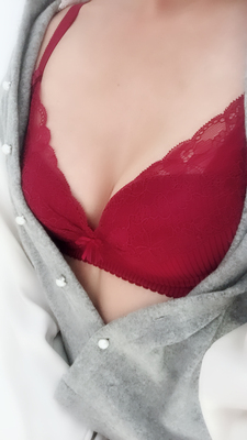 无钢圈的文胸很舒服，而且很聚拢，对于平时都是只有a的我，穿出了小小的事业线，很聚拢，而且收副乳的效果很好，让我重新找到自信的感觉，还会继续光顾的，看一下还会有什么优惠，再买一套给闺蜜，一起分享好东西的喜悦