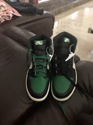 发货一如既往的快，鞋子很骚气，喜欢