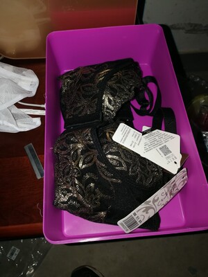 前面购买过一次，穿着很舒服，这次又回购了好几件，刚好还碰上活动，减了好多，实际买下来超级划算的，硅胶的款虽然很重很重，但是穿着一点都不重，很舒服，很聚拢。还送了盒子，一个内裤，两个洗衣袋，完全太实惠了。而且偏远地区还包邮，物流很快，很快就收到了。好评好评好评～～～～