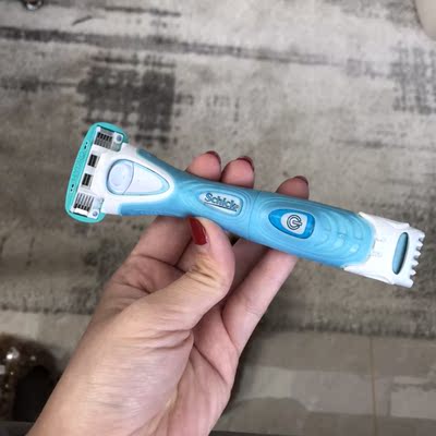 非常满意 以前一直用宠物剃刀的其实心里一直有点膈应，因为剃头用的推子太大了，自己用起来很挡视野而且比基尼区域的毛发走向不太一致，大推头实在难用，这个小东西就不一样了 方向可以自由转动，剃刀口的设计的还是挺贴心的可以自己调节长度，可以拿下来清洗也方便，毛渣水冲一下擦擦就行了，送的一节7号电池可以用挺久，算是今年非常满意的购物体验了，主要方便，一个镜子一个它就可以解决了，轻松凹造型哈哈。