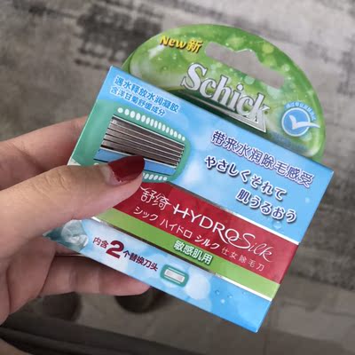 非常满意 以前一直用宠物剃刀的其实心里一直有点膈应，因为剃头用的推子太大了，自己用起来很挡视野而且比基尼区域的毛发走向不太一致，大推头实在难用，这个小东西就不一样了 方向可以自由转动，剃刀口的设计的还是挺贴心的可以自己调节长度，可以拿下来清洗也方便，毛渣水冲一下擦擦就行了，送的一节7号电池可以用挺久，算是今年非常满意的购物体验了，主要方便，一个镜子一个它就可以解决了，轻松凹造型哈哈。