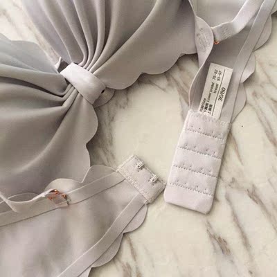 款式特别喜欢，设计的很有特点，穿着挺舒服的，有点可爱又有点性感很喜欢