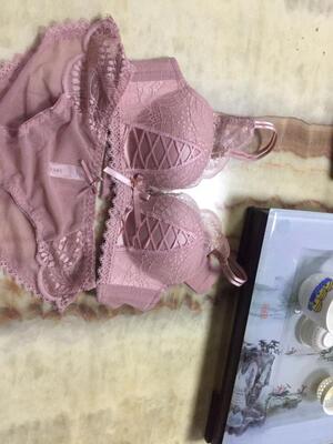 内衣真的挺好的，没有平常内衣的压迫感，比较舒适感，确实聚拢也不错的，文胸穿起来好舒服穿起来，真的是零束缚的感觉，透气效果也好散热还快，穿在身上舒服，也不嘞超级好穿，一点也不勒，是我想要的那种。