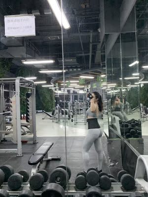 真的特别好，我个人特别喜欢，准备再入手一个深色的，料子不是很厚有一点薄，裤子会稍长一点。别的可以说是完美了。