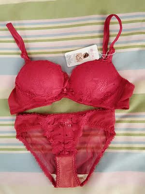 内衣是蕾丝的很精致，颜色也是我喜欢的，无色差，聚拢效果很好，穿上舒服，很少女。总体很满意，价格也不贵，内裤很性感，哈哈