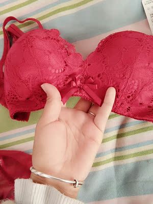 内衣是蕾丝的很精致，颜色也是我喜欢的，无色差，聚拢效果很好，穿上舒服，很少女。总体很满意，价格也不贵，内裤很性感，哈哈