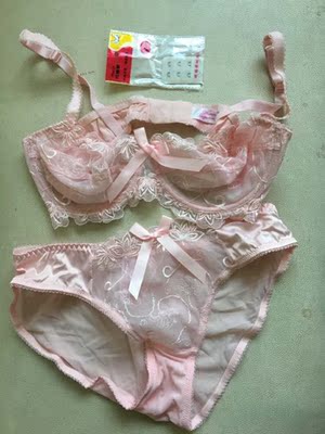 好好好好好好好，没色差，我滴少女心哪！款式好看，做工也不错，客服推荐尺码也准确，赞一个