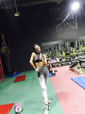 渐变，不对称，都是我的挚爱👄哇哈哈&hellip;&hellip;确认过颜色，这是我的裤&hellip;&hellip;昨晚一穿，果真如我所爱，弹力棒棒，高腰大长腿，舒适度满分，几个小伙伴都问在哪里买哒🤗其实腿不细，渐变效果，会感觉有层次，白灰色也无压力&hellip;&hellip;